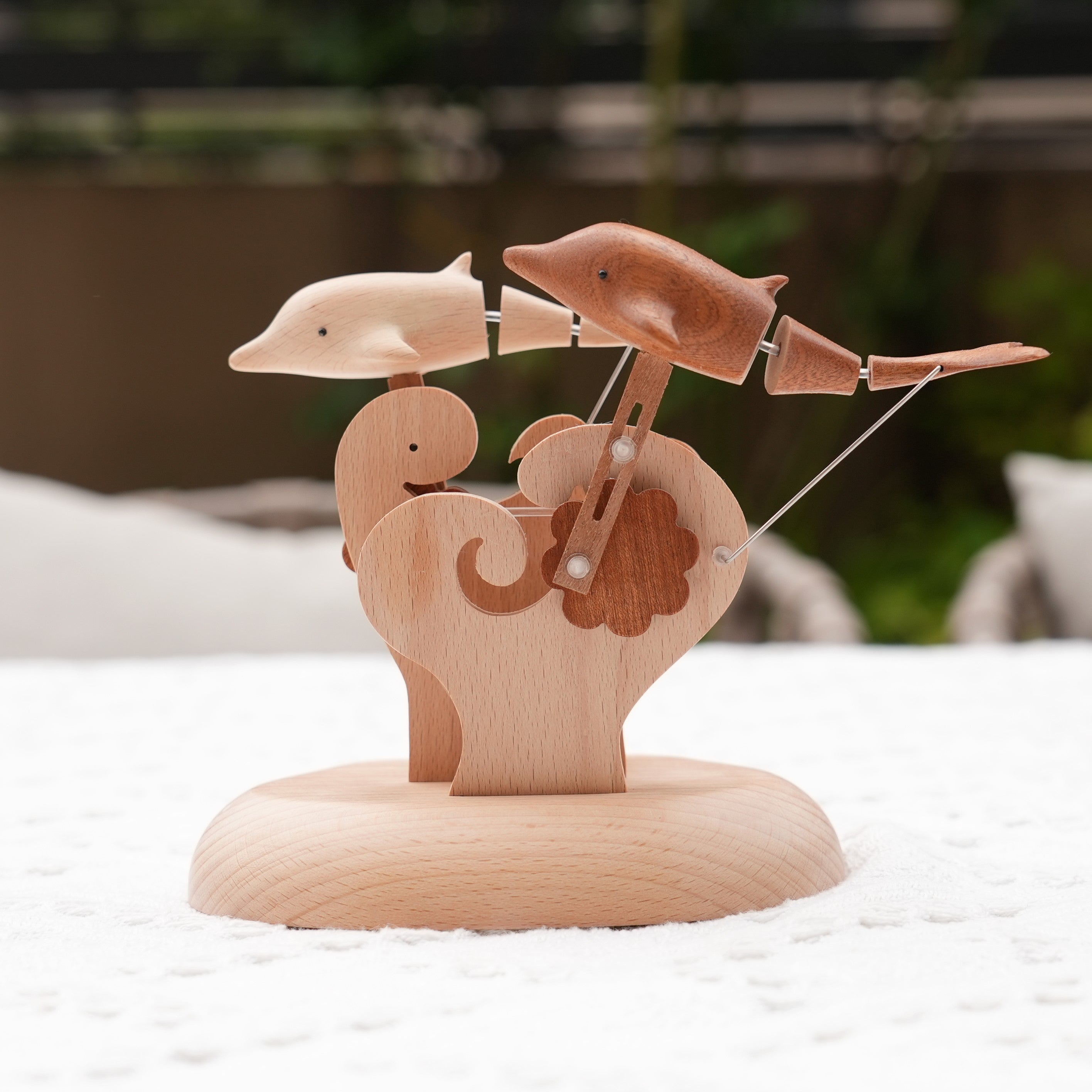 トールペイント(アッセンデルフト)木製ジョーロ置物 Handcrafted Wooden Dolphin Automaton — Kinetic Ocean Art for Desk